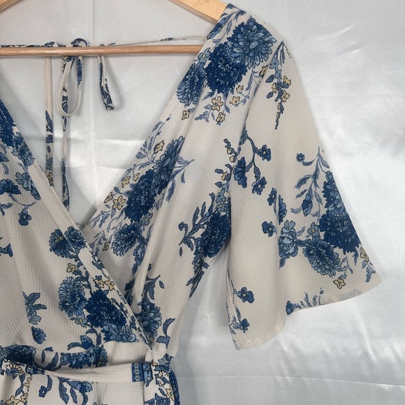 Floral Blue and White belted V neck and back lined romper size Small - Picture 3 of 9